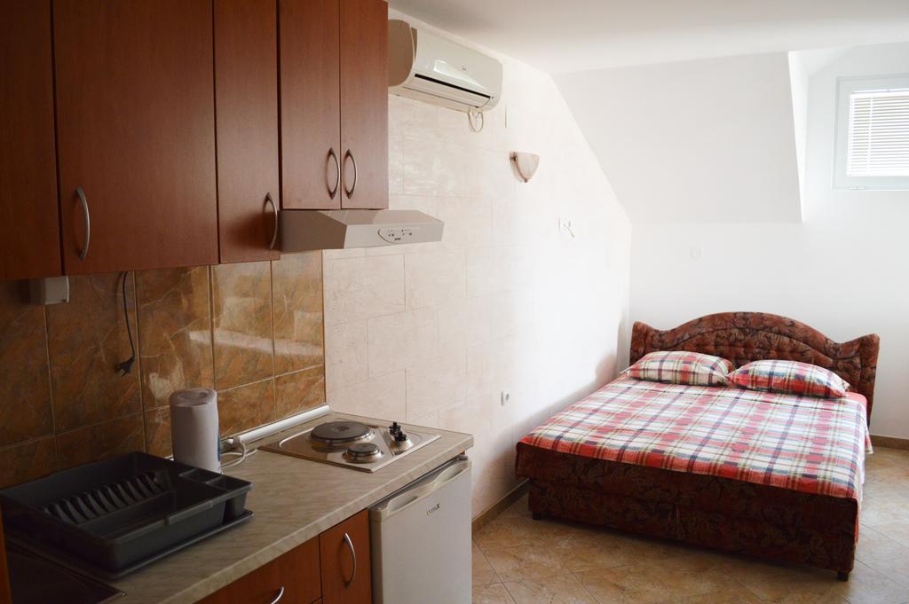 Guest House Ivana Тиват Екстериор снимка